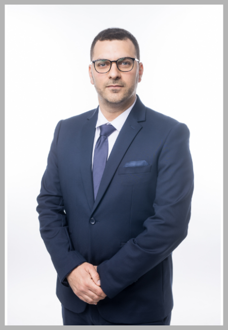 דני שמעיה עם אפור